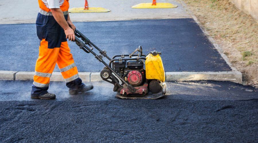 Professional gutter cleaning in Mound City, MO